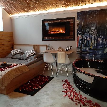 Underground Jacuzzi Rooms Краков Экстерьер фото