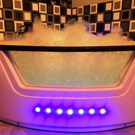 Underground Jacuzzi Rooms Краков Экстерьер фото