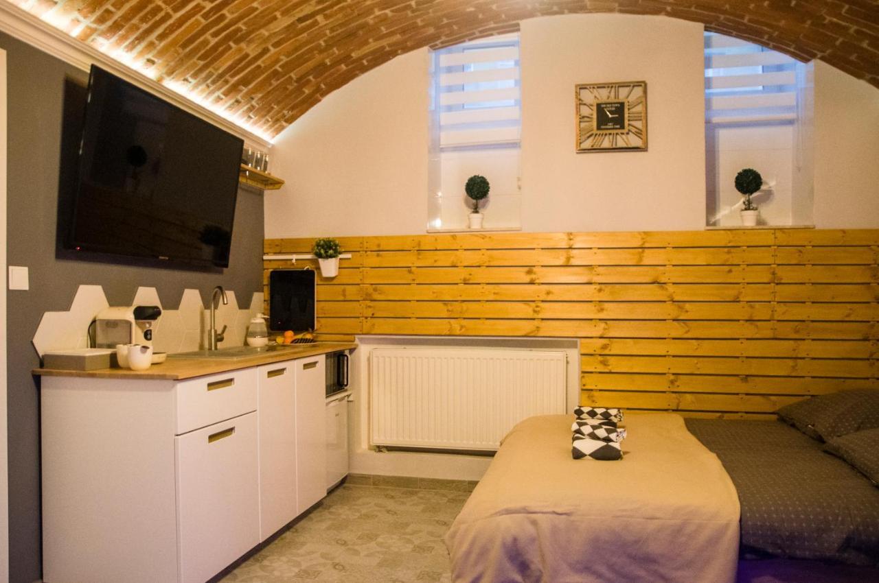 Underground Jacuzzi Rooms Краков Экстерьер фото