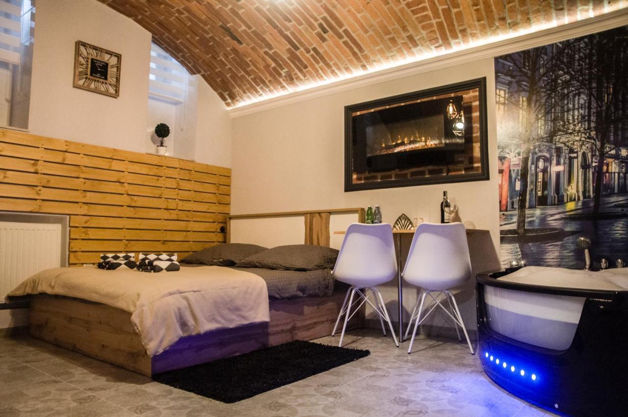 Underground Jacuzzi Rooms Краков Экстерьер фото