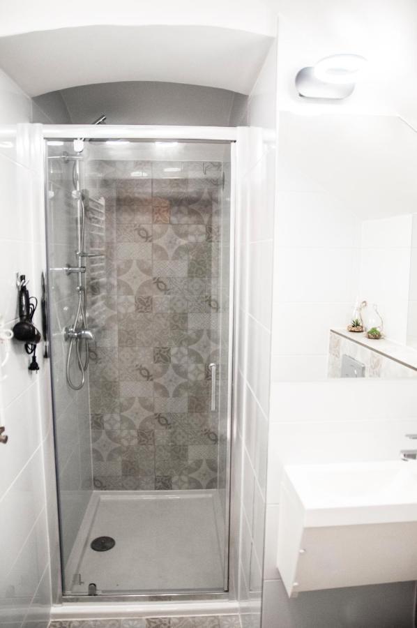 Underground Jacuzzi Rooms Краков Экстерьер фото