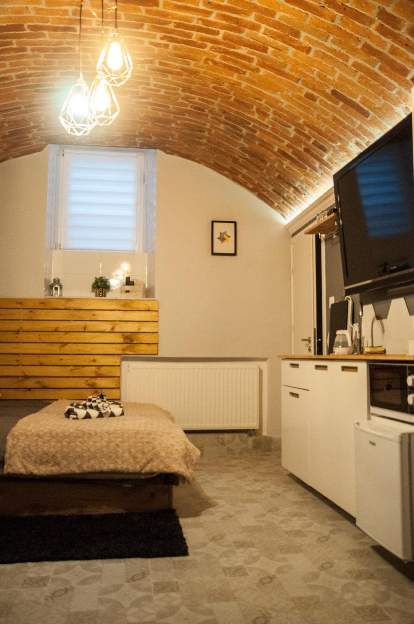 Underground Jacuzzi Rooms Краков Экстерьер фото