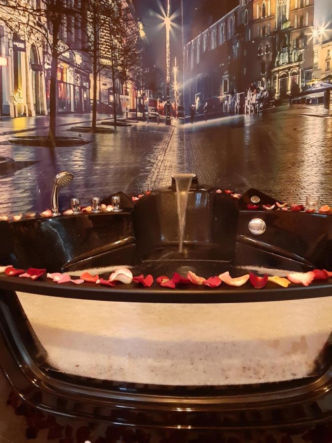 Underground Jacuzzi Rooms Краков Экстерьер фото