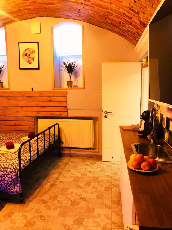 Underground Jacuzzi Rooms Краков Экстерьер фото