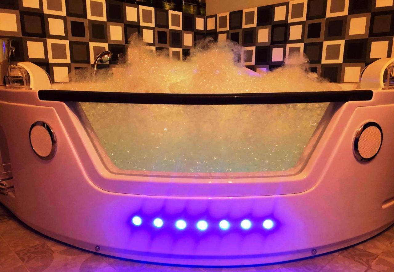 Underground Jacuzzi Rooms Краков Экстерьер фото