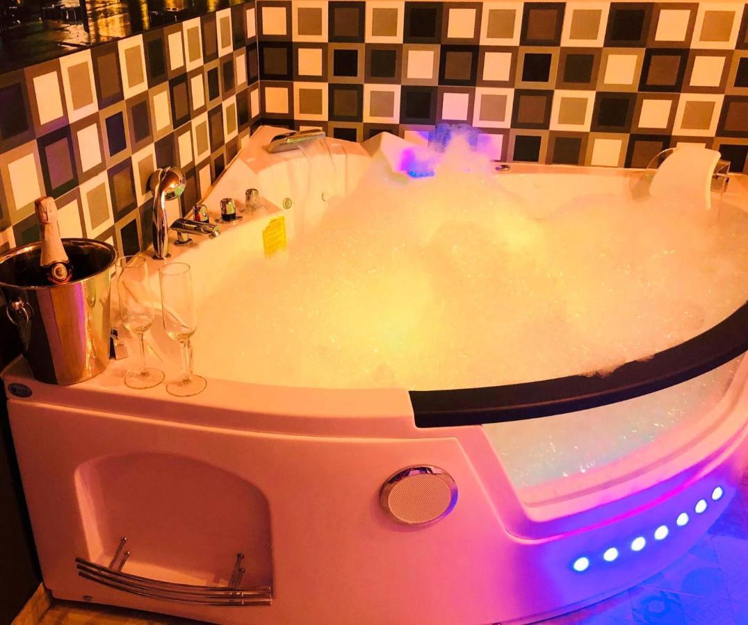 Underground Jacuzzi Rooms Краков Экстерьер фото