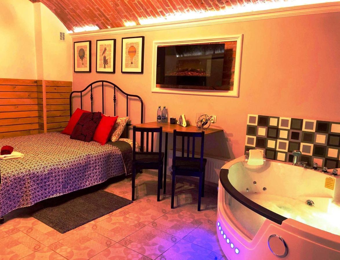 Underground Jacuzzi Rooms Краков Экстерьер фото