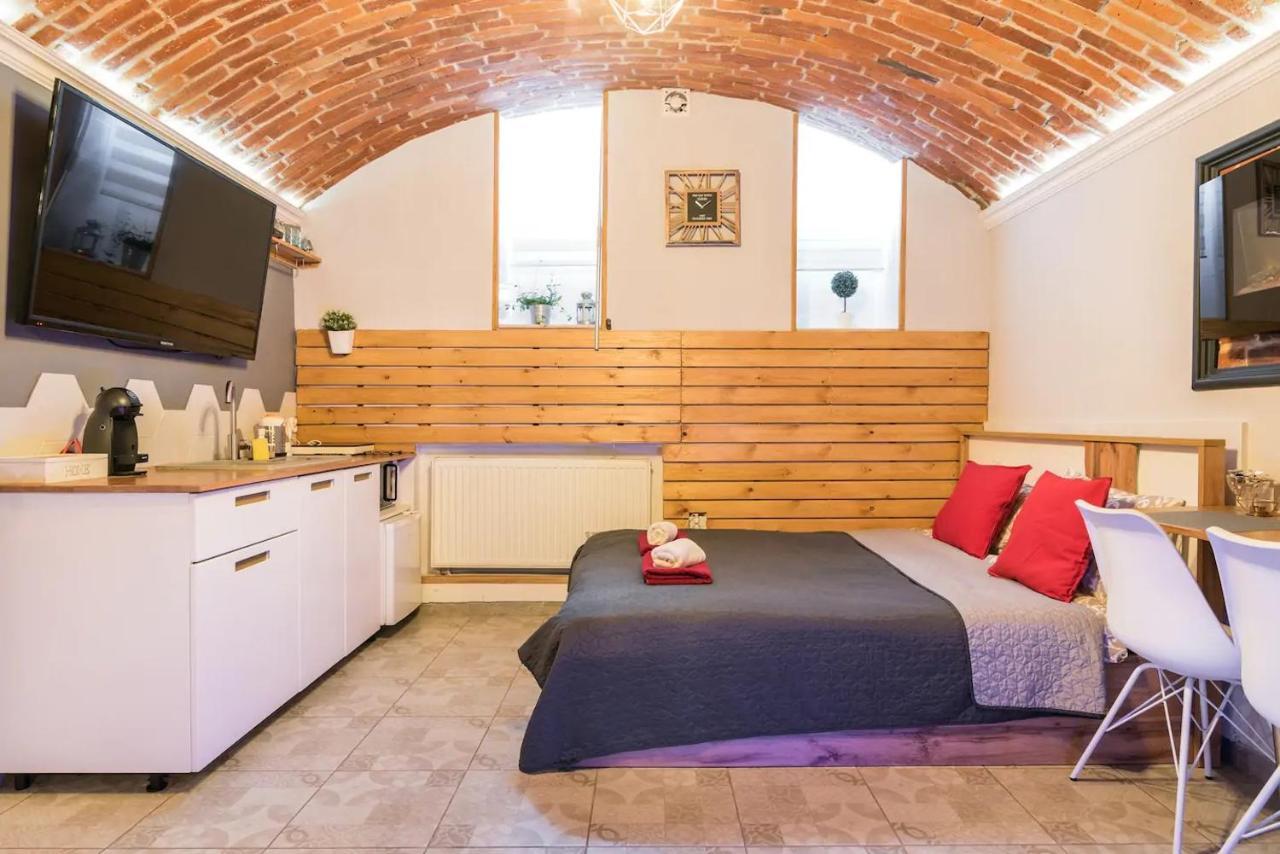 Underground Jacuzzi Rooms Краков Экстерьер фото