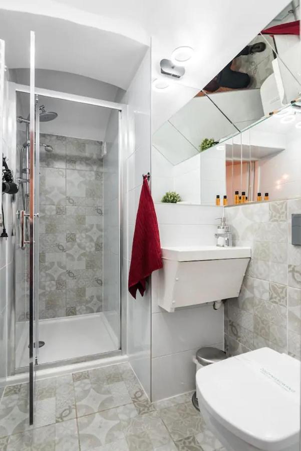 Underground Jacuzzi Rooms Краков Экстерьер фото
