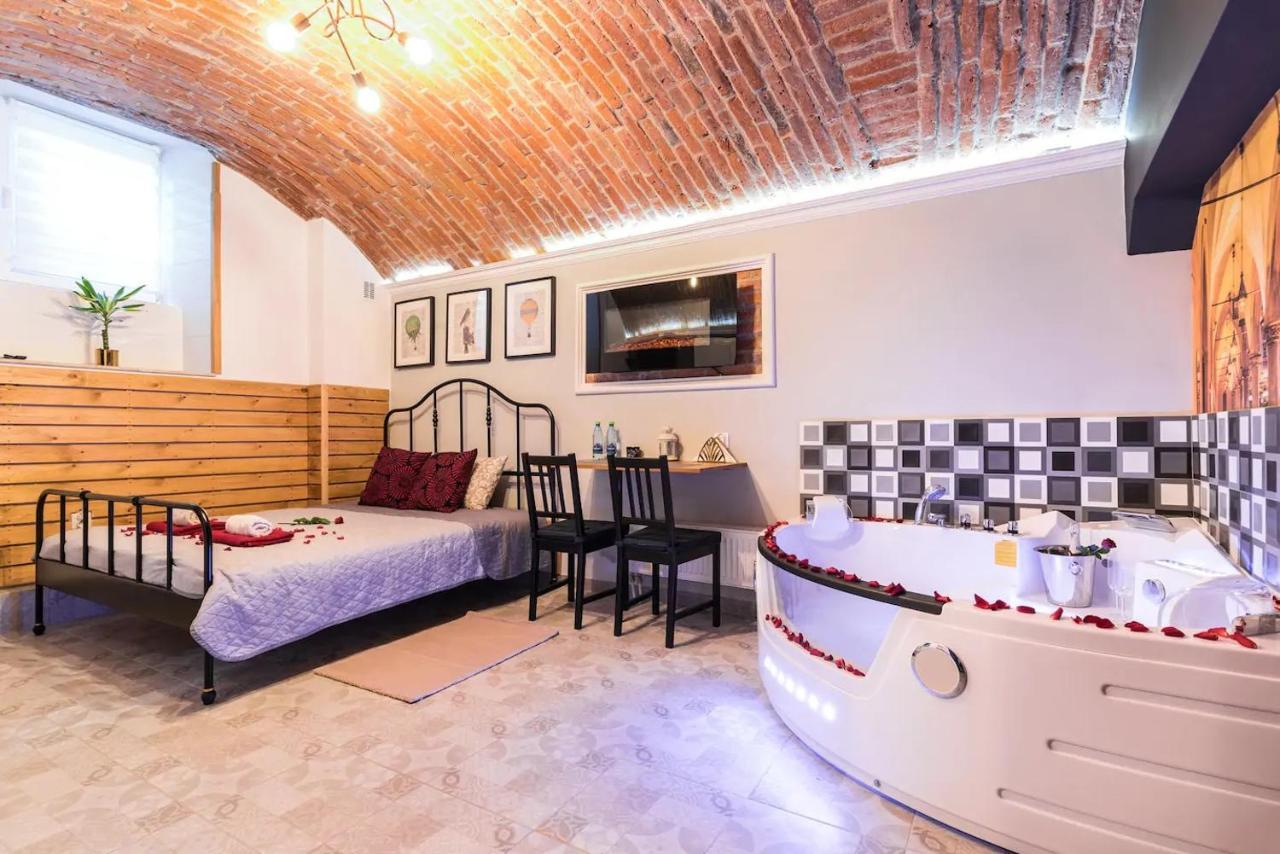 Underground Jacuzzi Rooms Краков Экстерьер фото